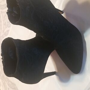 ANTONIO MELANI Sz 9M side zip Black Lace Ankle Boots with 4/5" spike heel EUC